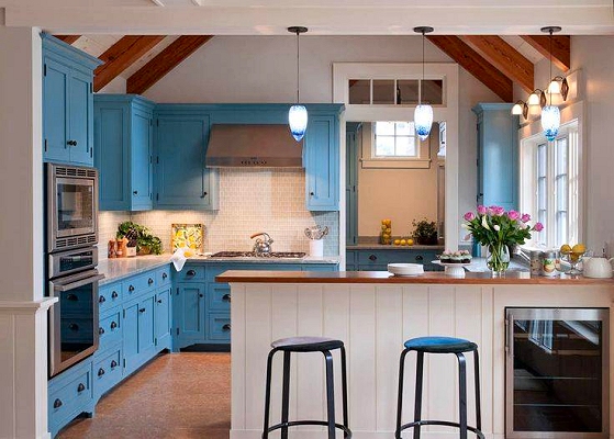 mueble de cocina con color azul celeste fuerte