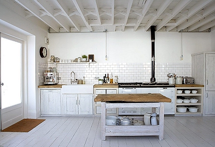 mueble de cocina blanco total con vigas