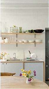 mueble de cocina con estantes de madera
